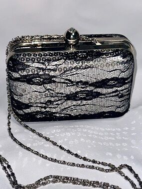 Vintage Hard Shell Clutch
Removable Chain Black/Silver
Lace Removable Chain